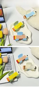 Dettaglio dei fermagli per capelli a matita in colori pastello con strass luccicanti