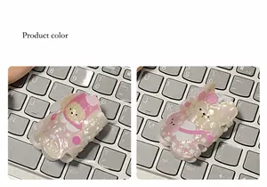 Détail de pinces à cheveux lapin et ours rose avec finition nacrée élégante