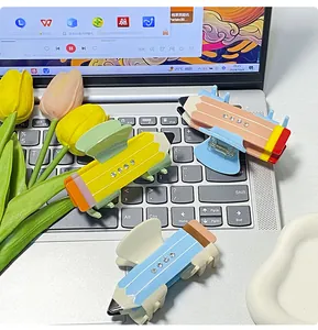 Dettaglio di fermagli per capelli a forma di matita colorata con strass su laptop