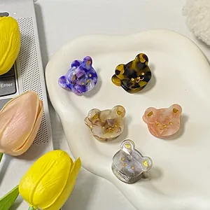 Mini-Haarklammern aus Acetat in Bärenform, Set in weißer Schale mit Tulpen