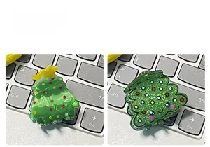 Détail de pinces à cheveux sapin de Noël vertes avec paillettes et visage de dessin animé