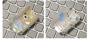 Détail de pinces à cheveux lapin et ours avec fini nacré et motifs de nœuds bleus