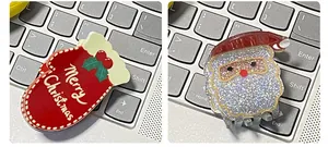 Détail des pinces de Noël montrant un gant rouge et un Père Noël pailleté brillant