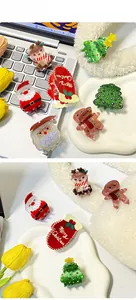 Vue détaillée de pinces à cheveux de Noël avec Père Noël, rennes et motifs pain d'épices