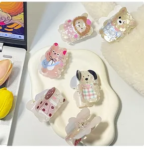 Gros plan de pinces à cheveux animaux mignons avec ours et chats sur surface en peluche