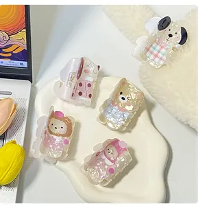Gros plan de pinces à cheveux animaux en dessin animé avec fini nacré et motifs mignons