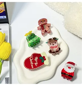 Détail de mini pinces à cheveux de Noël avec motifs bonhomme de pain d'épices et Père Noël