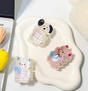 Détail de pinces à cheveux animaux mignons avec motifs ours et chat sur un plateau blanc
