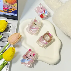 Pinces à cheveux mignonnes en acrylique avec animaux et paillettes sur plateau blanc