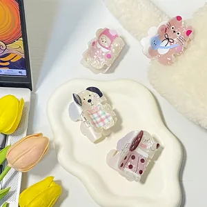 Lot de pinces à cheveux motifs animaux mignons sur un plateau décoratif blanc