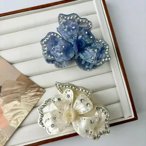 Elegantes pinzas para el cabello con flores de acetato y cristales en azul y perla