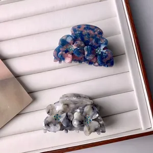 Détails de pinces à cheveux florales avec strass bleus et motifs marbrés