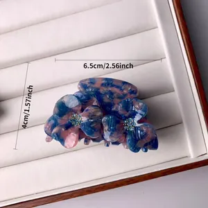 Pince à cheveux fleur en acétate marbré bleu 6,5cm avec strass sur plateau blanc