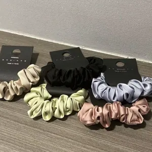 Set di elastici per capelli in raso in cinque colori su espositore nyunyu