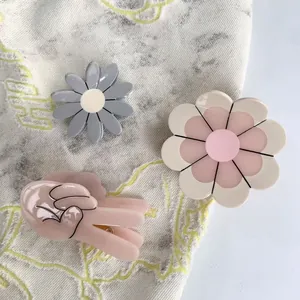 Three-piece set of daisy and cartoon hand shaped acetic acid hair claws for women