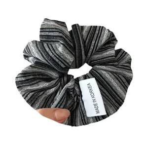 Chouchou en tissu à rayures bleues et blanches avec texture coton et étiquette style