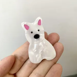 Détail d'une pince à cheveux en forme de chien blanc en acétate marbré et rose