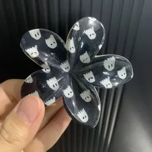 Détail de la pince à cheveux en forme de fleur avec motifs de fantômes pour Halloween
