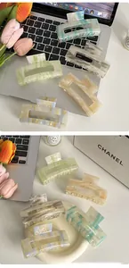 Detalle de pinzas para el cabello de acetato francés con texturas de mármol en escena