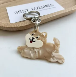 Λεπτομέρεια μπρελόκ Shiba Inu με μαρμάρινη υφή και ασημένιο μεταλλικό κούμπωμα