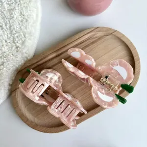 Zweiteiliges Set Haarklammern aus rosa Acetat mit weißen Punkten und Erdbeerblatt
