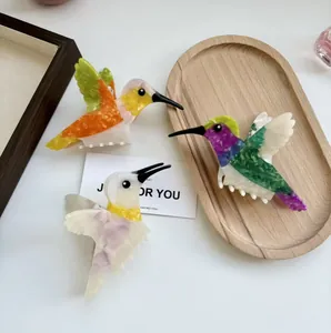 Détails des pinces à cheveux colibri en acétate avec des motifs marbrés colorés