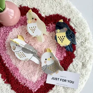 Pinces à cheveux mignonnes en acétate motif cacatoès en quatre couleurs sur tapis