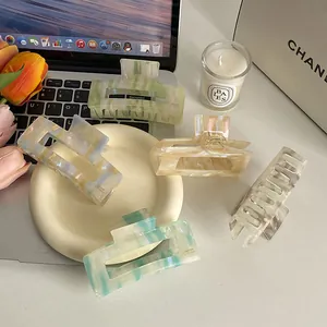 Cinco pinzas para el cabello de acetato con textura de mármol en varios colores