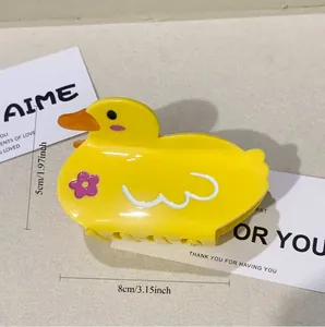 Detailansicht der gelben Enten-Haarklammer mit Maßen von 8 cm Länge und 5 cm Höhe