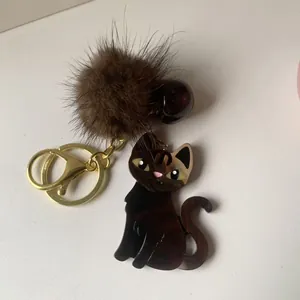 Porte-clés chat en acrylique marron avec pompon en peluche et fermoir doré chic