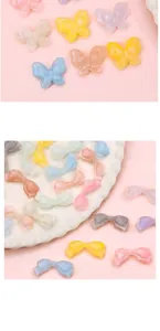 Makroaufnahme von bunten Acryl-Schmetterlings- und Schleifen-Charms für DIY-Schmuck
