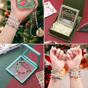 Kit bijoux Noël DIY avec perles alphabet rouges et vertes et breloques de fête en boîte