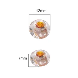 Vue détaillée des perles en verre de 12mm avec cœur ambre pour la création de bijoux