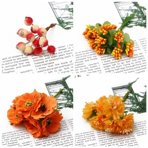 Détail macro de fleurs de soie orange et de baies pour accessoires de cheveux DIY