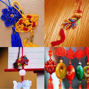 Details von bunten geflochtenen Kordelarbeiten inklusive China-Knoten und Anhänger