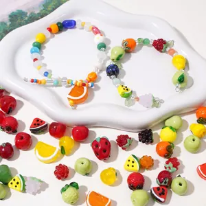 Pendentifs et bracelets en verre faits main avec des motifs de citron, raisin et pomme