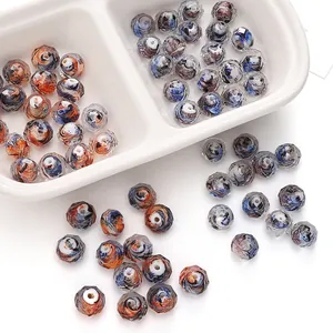 Dettaglio macro di perle di vetro sfaccettate 12x10mm per gioielli fai-da-te in colori misti