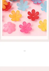 Nahaufnahme matter Acryl-Blütenperlen in verschiedenen Farben für DIY-Schmuck