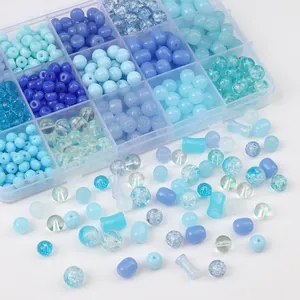 Blaue Glasperlen DIY-Set in transparenter Aufbewahrungsbox mit verschiedenen Texturen
