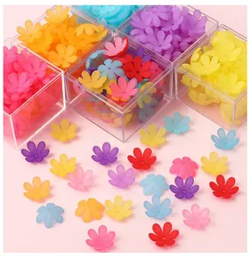 Nahaufnahme von mattierten Acryl-Blütenperlen in verschiedenen Farben für DIY-Schmuck