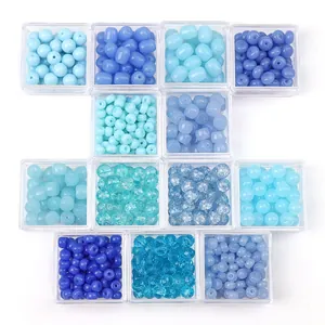 Blaues DIY-Perlen-Set mit verschiedenen Texturen und Glasperlen in einer Box