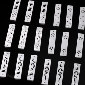Vista macro de colgantes de acetato calado efecto nácar para creación de joyas DIY