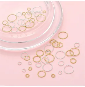 Detalle de anillas abiertas trenzadas chapadas en oro 14K y plata para bisutería artesanal