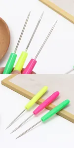 Détail de trois poinçons à manche en plastique coloré avec pointes en acier pour bricolage DIY