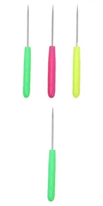 Détail d'un lot de 4 alênes avec manches en plastique coloré pour le bricolage et la couture