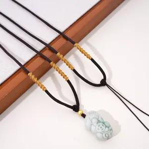 Détail du cordon de collier en nylon tissé avec pendentif Pixiu en jade vert sculpté