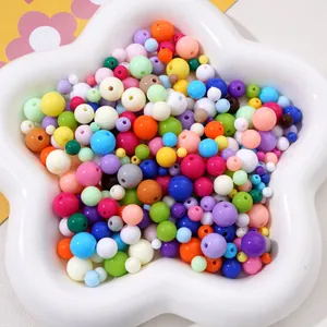 Dettaglio di perle acriliche colorate in vassoio a fiore per creazione gioielli DIY