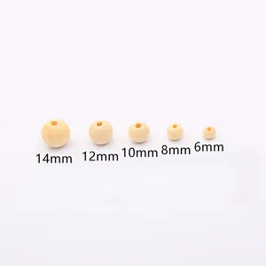 Detailansicht von fünf verschiedenen Größen natürlicher Holzperlen von 6mm bis 14mm