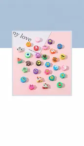 Flache Ansicht bunter Polymer-Ton-Perlen mit Smileys und Tieren für DIY-Schmucksets