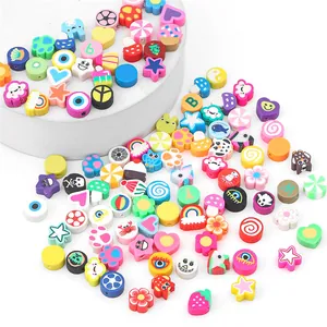 Mélange de perles en pâte polymère colorées avec cœurs et smileys pour bijoux artisanaux